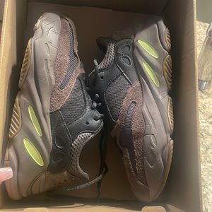 Barely worn (used ) Mauve Yeezy boost 700 wave runners size 4.5